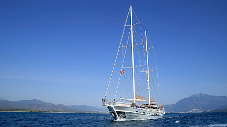 Yacht Queen of Salmakis side view