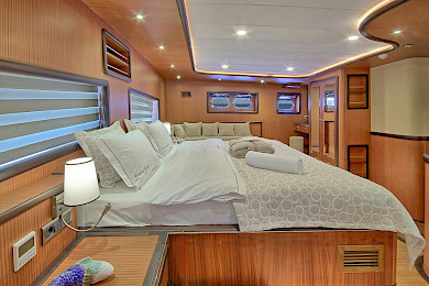 Yacht Queen of Salmakis cabin bed