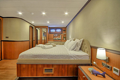 Yacht Queen of Salmakis cabin