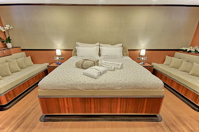 Yacht Queen of Salmakis cabin bed