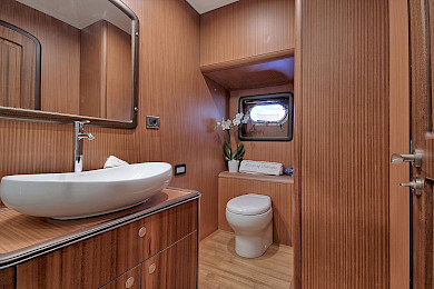 Yacht Queen of Salmakis cabin bathroom