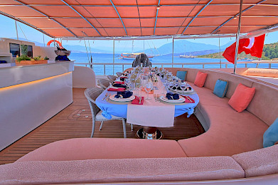 Yacht Queen of Salmakis dining table