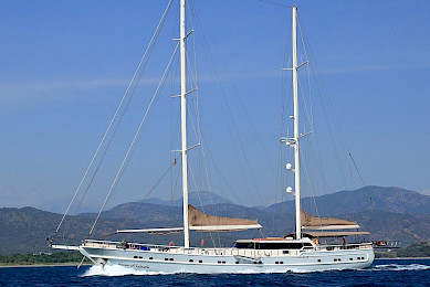 Yacht Queen of Salmakis side view