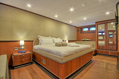 Yacht Queen of Salmakis cabin