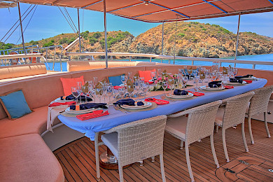 Yacht Queen of Salmakis dining table