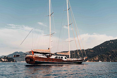 Yacht La Bella Vita side view