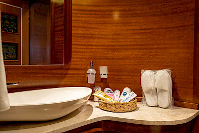 Yacht La Bella Vita cabin bathroom