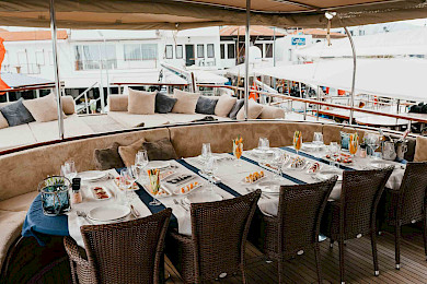 Yacht La Bella Vita dining table