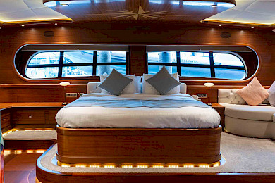 Yacht La Bella Vita cabin bed