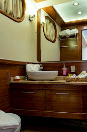 Yacht La Bella Vita cabin bathroom