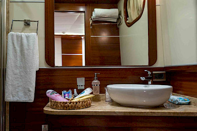 Yacht La Bella Vita cabin bathroom