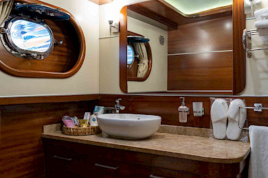 Yacht La Bella Vita cabin bathroom