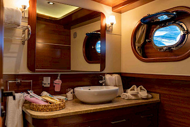 Yacht La Bella Vita cabin