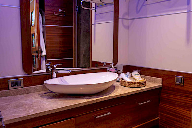 Yacht La Bella Vita cabin bathroom