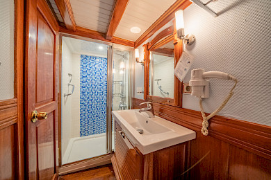 Yacht Admiral cabin bathroom