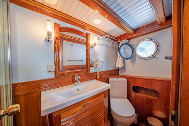 Yacht Admiral cabin bathroom