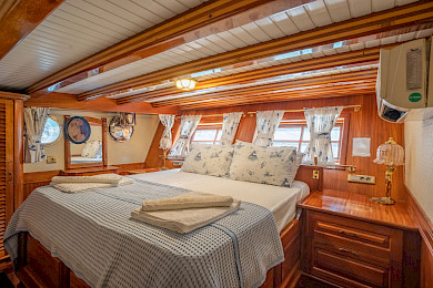 Yacht Admiral cabin