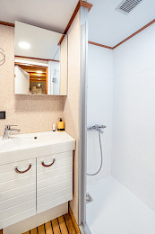 Yacht Boreas cabin bathroom