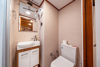 Yacht Boreas cabin bathroom