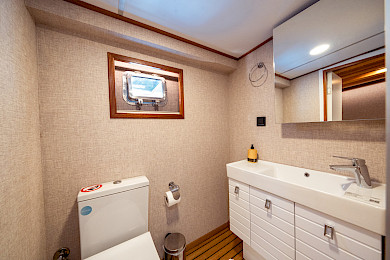 Yacht Boreas cabin bathroom