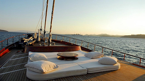 Yacht Carpe Diem V deck