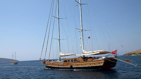 Yacht Carpe Diem V side view