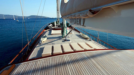 Yacht Carpe Diem V deck