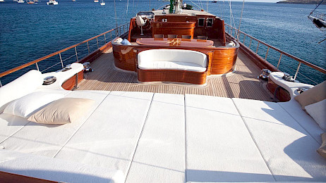 Yacht Carpe Diem V deck