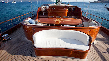 Yacht Carpe Diem V deck