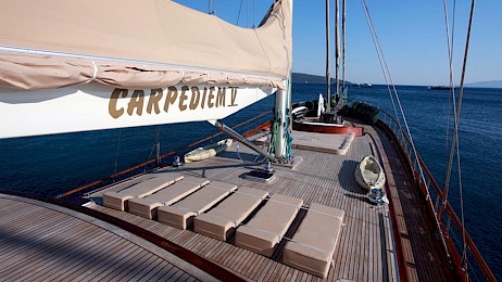 Yacht Carpe Diem V deck