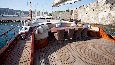 Yacht Carpe Diem V deck