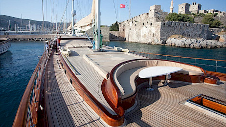 Yacht Carpe Diem V deck