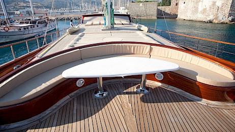 Yacht Carpe Diem V deck