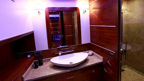 Yacht Carpe Diem V cabin bathroom