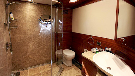 Yacht Carpe Diem V cabin bathroom