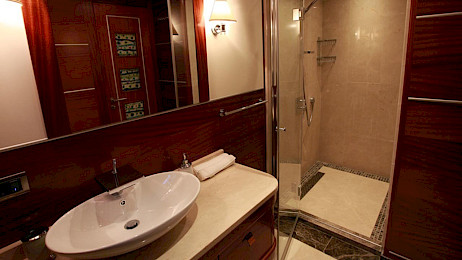 Yacht Carpe Diem V cabin bathroom