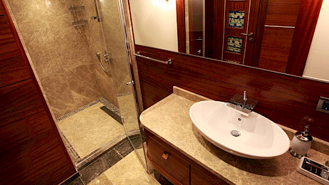 Yacht Carpe Diem V cabin bathroom