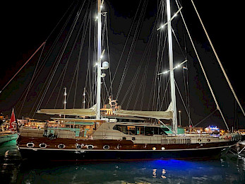 Yacht Dragon Fly side view