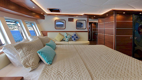 Yacht Dragon Fly cabin