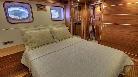 Yacht Dragon Fly cabin