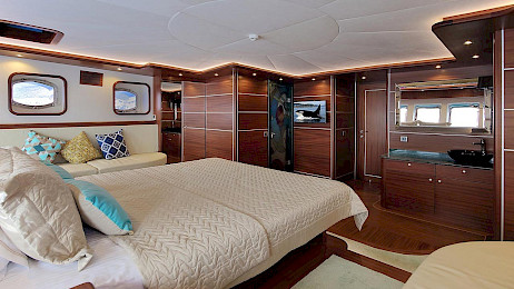 Yacht Dragon Fly cabin