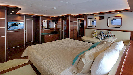 Yacht Dragon Fly cabin