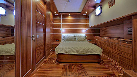 Yacht Dragon Fly cabin