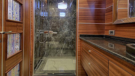 Yacht Dragon Fly cabin bathroom