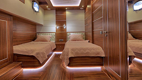 Yacht Dragon Fly cabin