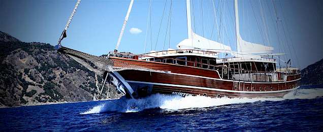 Yacht Nurten A side view