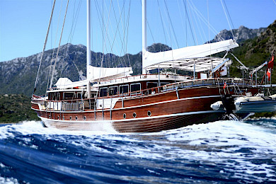 Yacht Nurten A side view