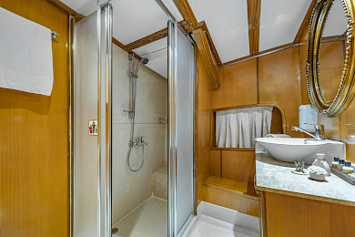 Yacht Tersane 8 cabin bathroom