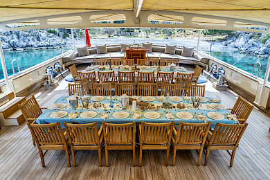 Yacht Tersane 8 dining table