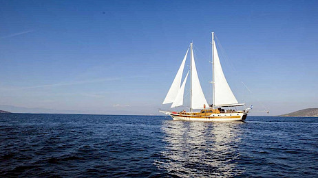 Yacht Erato sailing